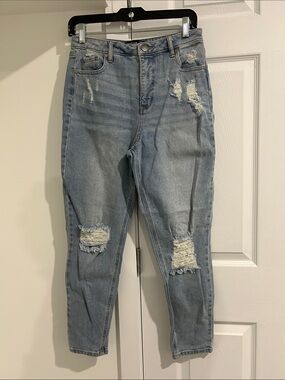 Design Lab Women’s Light Blue Distressed High-Rise Jeans